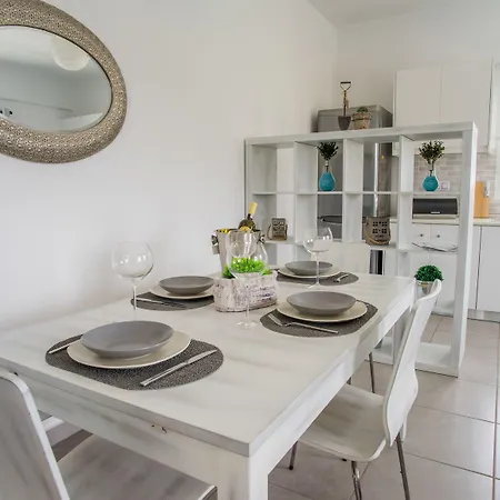 Azzurro Bianco דירה *