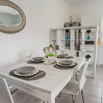 Azzurro Bianco شقة *